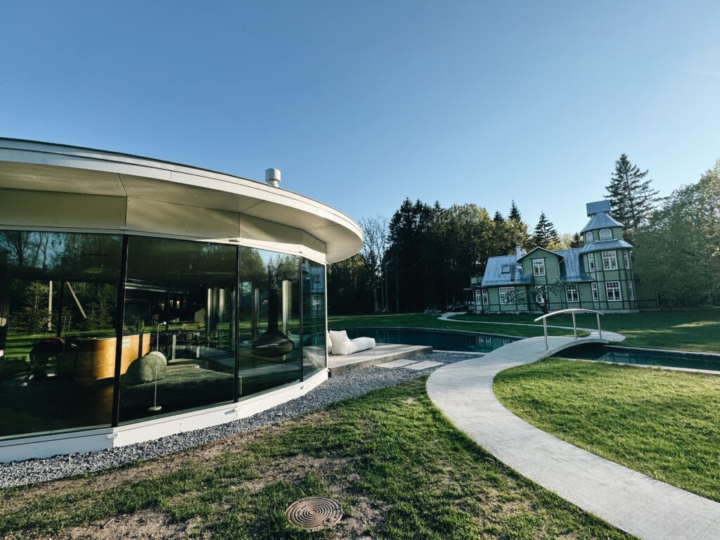 kitchen, pool, castle